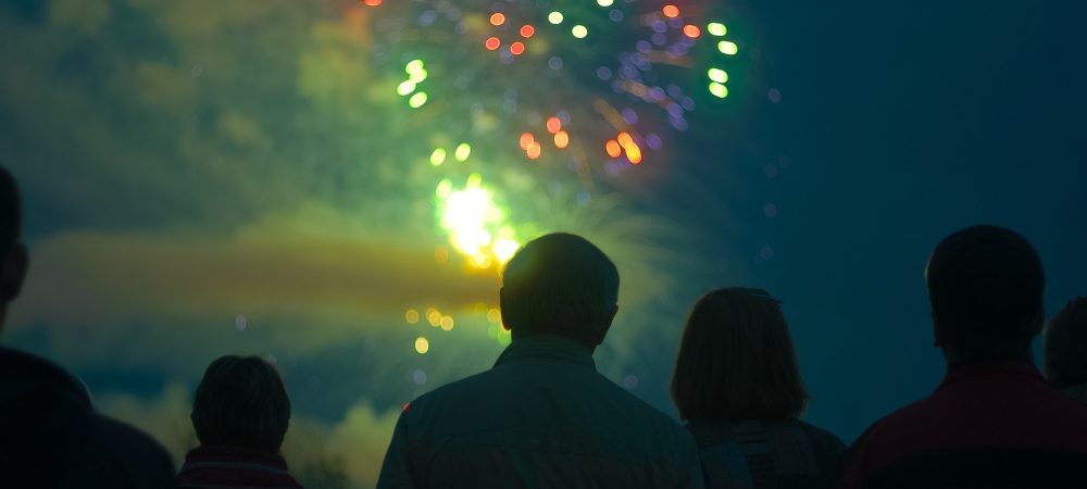 Menschen schauen sich ein Feuerwerk an