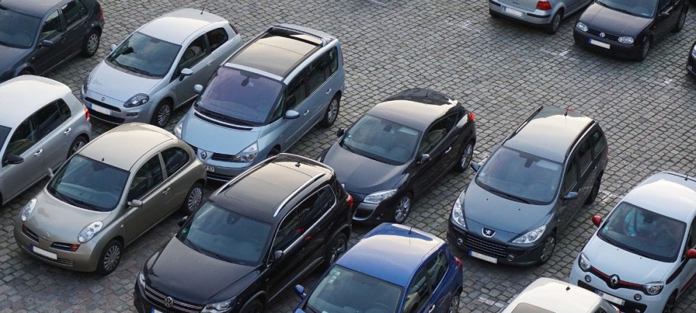Autos auf Parkplatz. Zum Parkraumbedarf hat die Stadt Konstanz eine Bürgerbefragung in Kooperation mit der wer denkt was GmbH durchgeführt.