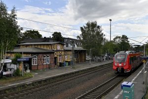 Einfahrender Zug am Marburger Südbahnhof. Der Bahnhof soll ab 2024 barrierefrei umgebaut werden. Bereits jetzt findet dazu eine Online-Beteiligung auf marburgmachtmit.de statt.