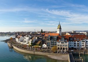 Stadtansicht von Friedrichshafen. In der Bodenseestadt wird aktuell eine Online-Befragung zum ehemaligen Kasernengelände Fallenbrunnen durchgeführt.