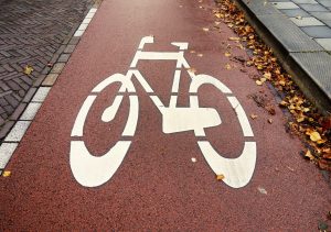 Radweg in einer Stadt. Marburg will zur Radverkehrsförderung neue Radwegmarkierungen vornehmen. Dazu führt die Stadt auch eine Online-Beteiligung durch.