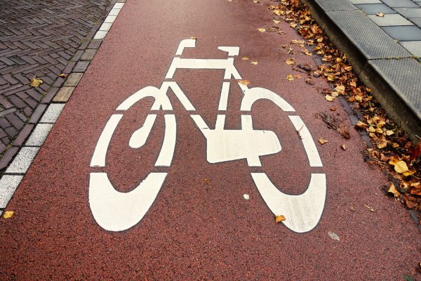 Radweg in einer Stadt. Marburg will zur Radverkehrsförderung neue Radwegmarkierungen vornehmen. Dazu führt die Stadt auch eine Online-Beteiligung durch.