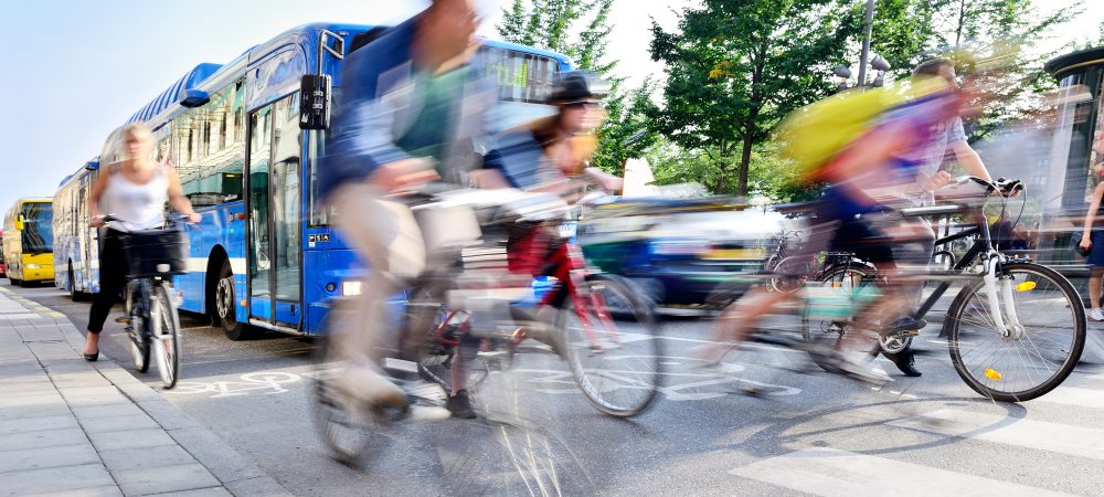 Fahrradfahrer auf der Straße in Bewegung