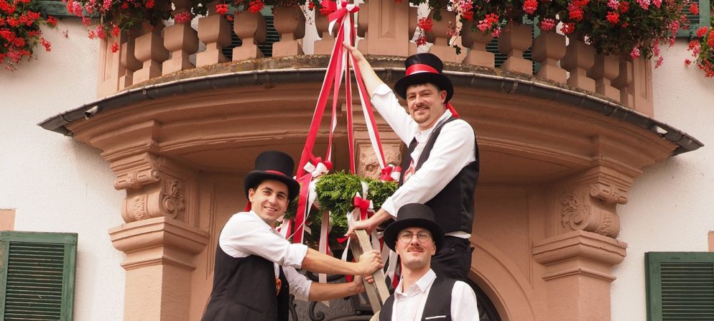Drei Kerweburschen bei der Lampertheimer Kerwe. Zum beliebten Stadtfest in Lampertheim findet eine Online-Bürgerbefragung statt.