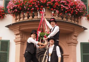 Drei Männer bei der Lampertheimer Kerwe. Zum beliebten Stadtfest in Lampertheim findet eine Online-Bürgerbefragung statt.