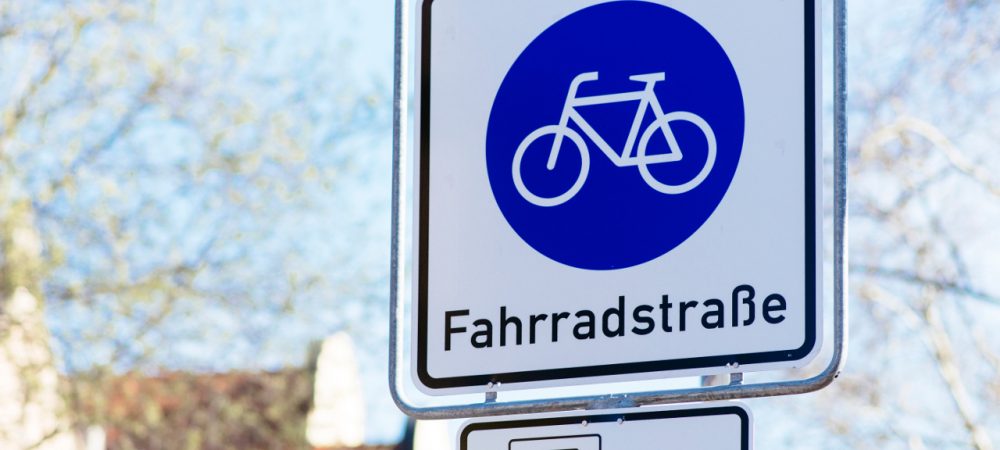Foto eines Straßenschilds "Fahrradstraße". Symbolbild für die Online-Beteiligung zur Fahrradstraße in Griesheim