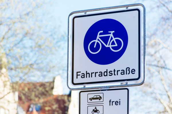 Foto eines Straßenschilds "Fahrradstraße". Symbolbild für die Online-Beteiligung zur Fahrradstraße in Griesheim