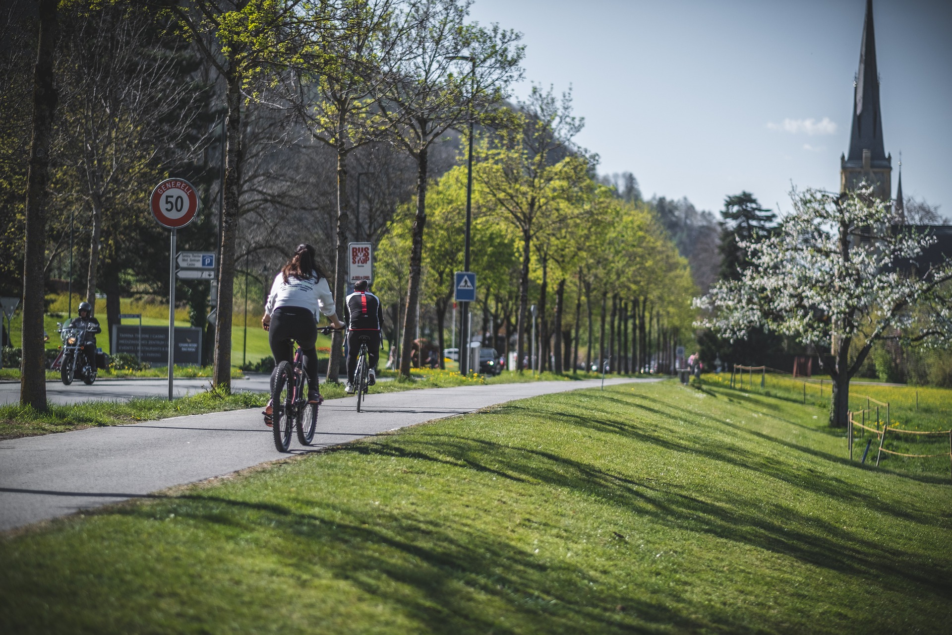 Radfahrer auf Radweg. Symbolbild für Fachkonferenz Mobilität Klimaschutz und Bürgerbeteiligung