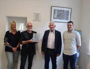 Die VG Bernkastel-Kues ist "Saubermacher-Stadt" in der Rubrik "Der Reaktionsheld". Bürgermeister Leo Wächter und seine Kolleginnen und Kollegen freuen sich über die erneute Auszeichnung.
