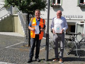 Die Landgemeinde Nottertal-Heilinger Höhen wurde zur Saubermacher-Stadt 2022 in der Rubrik "Die Hellste Leuchte" ausgezeichnet. Bürgermeister Hans-Joachim Roth und Bauhofleiter Matthias Hawlik freuen sich über die Auszeichnung.