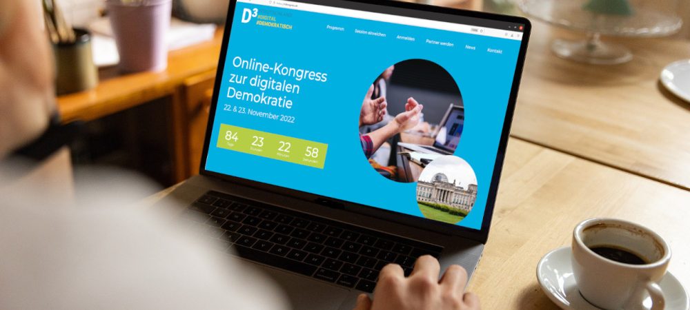 Person vor Laptop, Bild zeigt die Website vom D³ Kongress 2022. wer|denkt|was unterstützt den Online-Kongress 2022 als Premium-Partner.