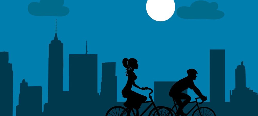 Radfahrende in der Stadt bei Nacht. Mit einer Meldeplattform Radverkehr können Städte und Gemeinden die Sicherheit im Radverkehr erhöhen. Die Bürger haben dann die Möglichkeit, HIndernisse und Schäden per App und Web zu melden.