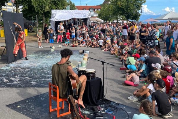 Event mit Kunst und Musik in Friedrichshafen am Seeufer mit zahlreichen Zuschauerinnen und Zuschauern. Zum kulturellen Angebot führt die Stadt Friedrichshafen aktuell eine Umfrage durch. Die Bürgerbefragung zur Kultur soll dazu beitragen, das städtische Kulturentwicklungskonzept anzupassen.