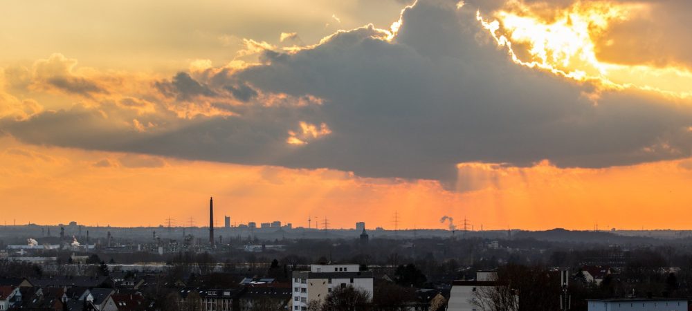 Bild der Stadt Herne im Sonnenuntergang. In Herne wird bis 6.12.22 eine Klimaschutz-Umfrage durchgeführt - der Klimaschutz-Monitor der wer denkt was GmbH.
