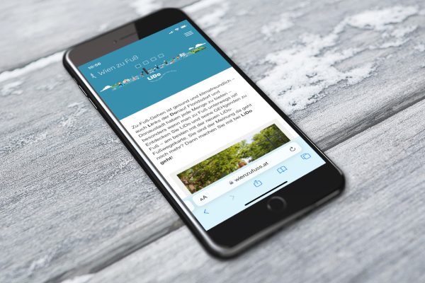 Smartphone mit geöffneter Website vom Projekt "LiDo geht". Dabei kommt die App GehCheck intensiv zum Einsatz udn hilft dabei, Handlungsempfehlungen für einen attraktiveren Fußverkehr zu sammeln.
