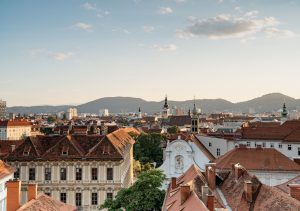 Stadt Graz - Blick auf Stadt und Berge im Hintergrund. Newsbild zur Online-Beteiligung der Stadt Graz zur Zukunft des Stadtteils Jakomini
