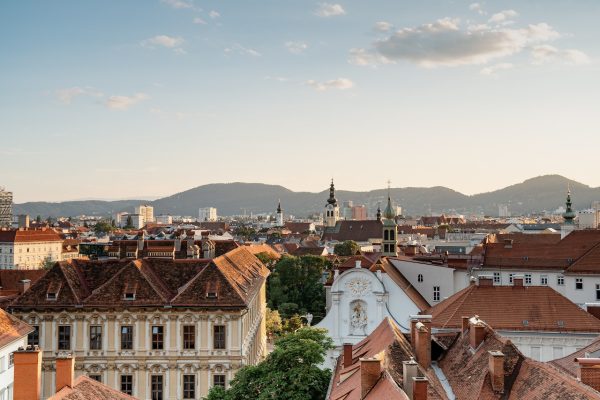 Stadt Graz - Blick auf Stadt und Berge im Hintergrund. Newsbild zur Online-Beteiligung der Stadt Graz zur Zukunft des Stadtteils Jakomini