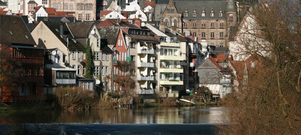 Bild von der Stadt Marburg, Blick auf die Lahn. Beitragsbild für den Newsbeitrag zum Stadtteilfonds in Marburg