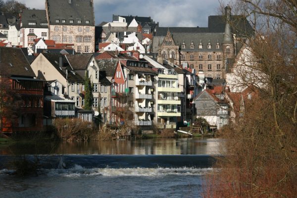 Bild von der Stadt Marburg, Blick auf die Lahn. Beitragsbild für den Newsbeitrag zum Stadtteilfonds in Marburg