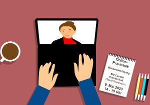 Bild einer Person am Laptop, die an einer Online-Veranstaltung teilnimmt. Beitragsbild zum Online-Praxistalk zur Bürgerbeteiligung.