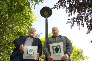 Gemeinde Rheurdt: v.l.n.r. Dirk Ketelaers (Bürgermeister), Kai Halfmann (Techniker im Bereich des Tiefbauamtes) zeigen die Siegerplakette der Auszeichnung "Saubermacher-Stadt 2023".