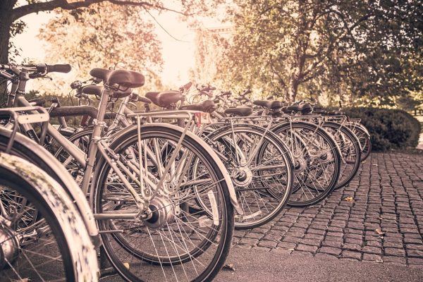 Geparkte Fahrräder. Beitragsbild zum Maßnahmenvoting zum Mobilitätskonzept in Bad Homburg