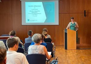 Das Bild zeigt die Eröffnung der Fachkonferenz von wer|denkt|was. Geschäftsführerin Theresa Lotichius begrüßt die Gäste im Graf-Zeppelin-Haus in Friedrichshafen.