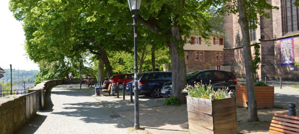 Ansicht vom Lutherischen Kirchhof in Marburg. Der Platz ist als Stadtbalkon bekannt. Bei einer Online-Beteiligung werden bis 30.9.2023 Ideen für die klimafreundliche Umgestaltung vom Stadtbalkon gesucht.