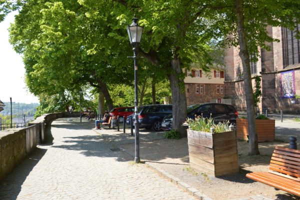 Ansicht vom Lutherischen Kirchhof in Marburg. Der Platz ist als Stadtbalkon bekannt. Bei einer Online-Beteiligung werden bis 30.9.2023 Ideen für die klimafreundliche Umgestaltung vom Stadtbalkon gesucht.