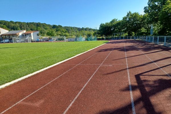 Bild Sportzentrum, Laufbahn im Sportstadion. Um die Sportangebote nachhaltig zu sichern, erstellt die Stadt Bad Homburg einen Sportentwicklungsplan und setzt dabei auch auf Bürgerbeteiligung. Eine Online-Beteiligung zum Sportentwicklungsplan ist gerade angelaufen.