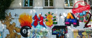 Hauswand in Konstanz mit kreativem Graffiti und Logo der Jugendvertretung der Stadt Konstanz. Bei der Online-Wahl 2024 können bis 21.3. neue Mitglieder:innen gewählt werden - mithilfe eines Online-Tools der wer denkt was GmbH