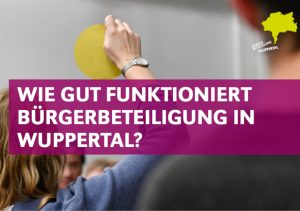 Grafik mit Aufschrift "Wie gut funktioniert Bürgerbeteiligung in Wuppertal?", im Hintergrund sind Personen zu sehen, eine Frau meldet sich. Bild zum Newsbeitrag zum Start der Umfrage zur Bürgerbeteiligung in Wuppertal