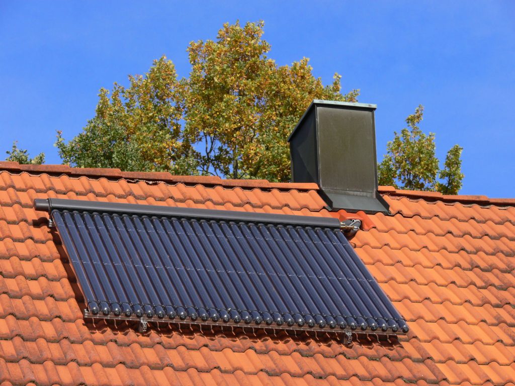 Solarthermie Anlage. Solarthermie ist eine Möglichkeit, um die Wärmewende anzugehen. Es kann eine Maßnahme für die kommunale Wärmeplanung sein, bei der auch eine breite Öffentlichkeitsbeteiligung und frühzeitige Bürgerbeteiligung wichtig ist.