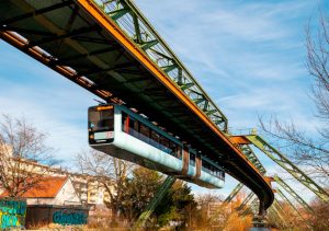 Schwebebahn in Wuppertal, Bahn in Richtung Vohwinkel. Dort findet bis 2.4.24 eine Online-Beteiligung zum ISEK Vohwinkel statt. Bei einem Crowdmapping können die Bürger:innen ihre Ideen zur Umgestaltung des Stadtteils in den Prozess einfließen lassen.