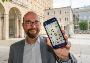 Der Bochumer Stadtdirektor Sebastian Kopietz stellt die überarbeitete Mängelmelder-App in Bochum vor. (Quelle: Stadt Bochum/Lutz Leitmann)