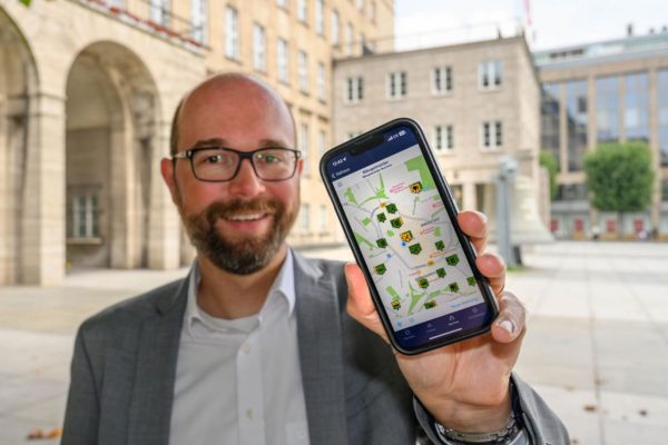 Der Bochumer Stadtdirektor Sebastian Kopietz stellt die überarbeitete Mängelmelder-App in Bochum vor. (Quelle: Stadt Bochum/Lutz Leitmann)