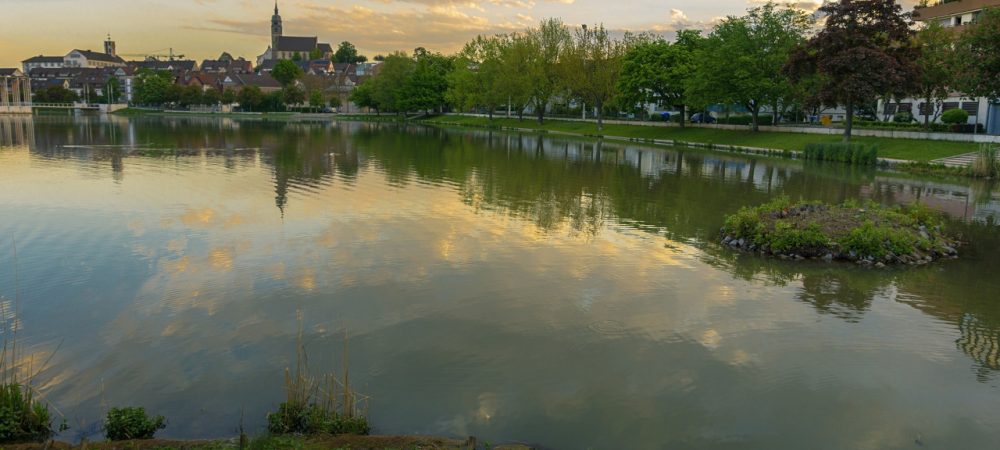 Blick auf Böblingen. Die Stadt führt bis zum 13.10.2024 die repräsentative Umfrage "Schwerpunkte für Böblingen" durch. Die Umfrageergebnisse sollen dazu beitragen, die Themenfelder festzulegen, die die Stadt ab 2026 schwerpunktmäßig forciert und dort die vorhandenen Mittel bündelt.