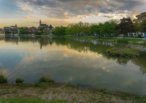 Blick auf Böblingen. Die Stadt führt bis zum 13.10.2024 die repräsentative Umfrage "Schwerpunkte für Böblingen" durch. Die Umfrageergebnisse sollen dazu beitragen, die Themenfelder festzulegen, die die Stadt ab 2026 schwerpunktmäßig forciert und dort die vorhandenen Mittel bündelt. 