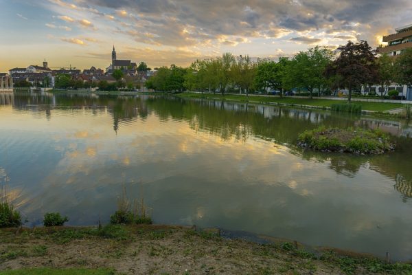 Blick auf Böblingen. Die Stadt führt bis zum 13.10.2024 die repräsentative Umfrage "Schwerpunkte für Böblingen" durch. Die Umfrageergebnisse sollen dazu beitragen, die Themenfelder festzulegen, die die Stadt ab 2026 schwerpunktmäßig forciert und dort die vorhandenen Mittel bündelt.