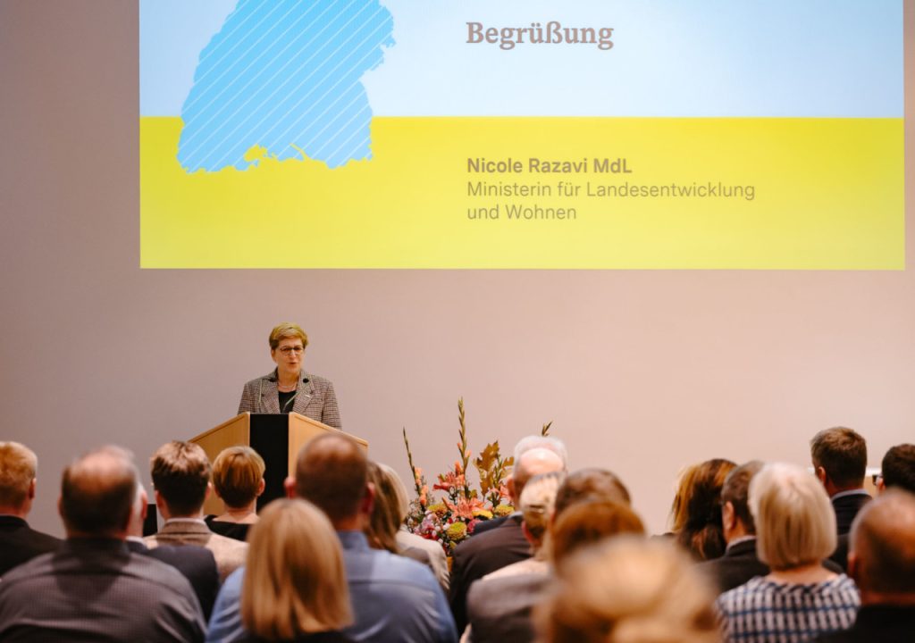 Nicole Razavi MdL, Ministerin für Landesentwicklung und Wohnen, bei der feierlichen Übergabe des Empfehlungspapiers zum Landesentwicklungsplan Baden-Württemberg