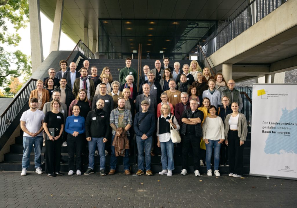 Gruppenfoto von Teilnehmer:innen des Bürgerdialogs in Offenburg 2024