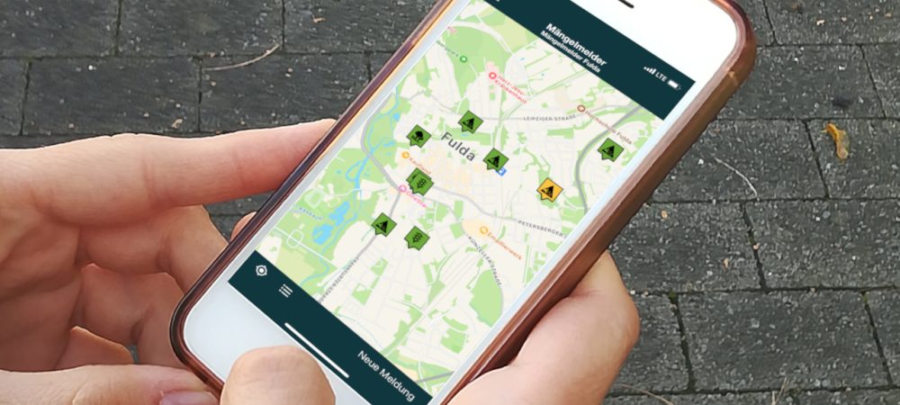 Smartphone mit Blick auf die öffentliche Anliegenkarte vom Mängelmelder Fulda
