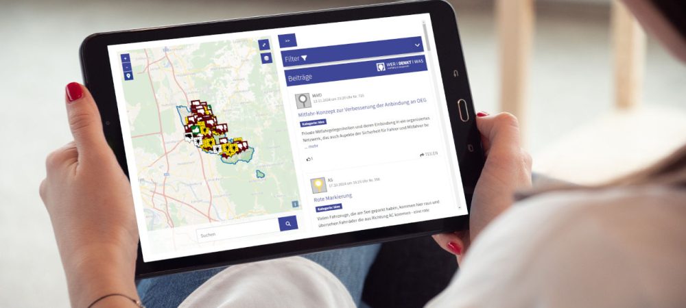 Frau mit Tablet in der Hand, darauf ist die Ideensammlung zum Mobilitätsplan Weinheim 2040 zu sehen, das erste Verfahren der Bürgerbeteiligung zum Projekt