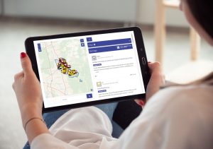 Frau mit Tablet in der Hand, darauf ist die Ideensammlung zum Mobilitätsplan Weinheim 2040 zu sehen, das erste Verfahren der Bürgerbeteiligung zum Projekt