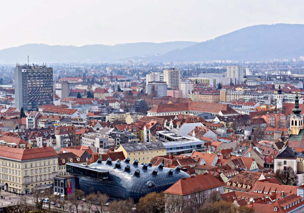 Stadt Graz, Blick von oben auf die Stadt. Bis zum 27. April 2025 findet in Graz eine Bürgerbeteiligung zum Stadtteilleitbild für Lend Mitte statt.