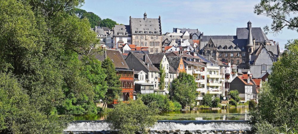 Stadt Marburg, Blick auf die Lahn und die Altstadt. Bei einer Online-Beteiligung können aktuell Ideen für die Oberstadt in Marburg eingereicht werden.