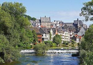 Stadt Marburg, Blick auf die Lahn und die Altstadt. Bei einer Online-Beteiligung können aktuell Ideen für die Oberstadt in Marburg eingereicht werden.