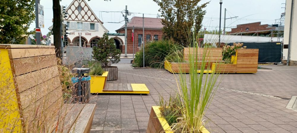 Stadtmöbel in Griesheim. Diese Möbel wurden im Rahmen des Projektes "Griesheim.Innen.Drin" angeschafft und sind eine Maßnahme zur Aufwertung der Innenstadt. Beim Maßnahmenvoting zur Weiterentwicklung der Innenstadt von Griesheim kann bis Ende Juni '25 über weitere Maßnahmen abgestimmt werden.