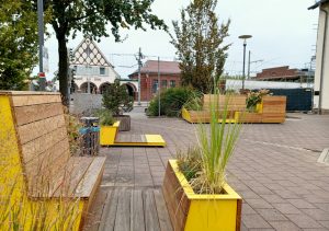 Stadtmöbel in Griesheim. Diese Möbel wurden im Rahmen des Projektes "Griesheim.Innen.Drin" angeschafft und sind eine Maßnahme zur Aufwertung der Innenstadt. Beim Maßnahmenvoting zur Weiterentwicklung der Innenstadt von Griesheim kann bis Ende Juni '25 über weitere Maßnahmen abgestimmt werden.