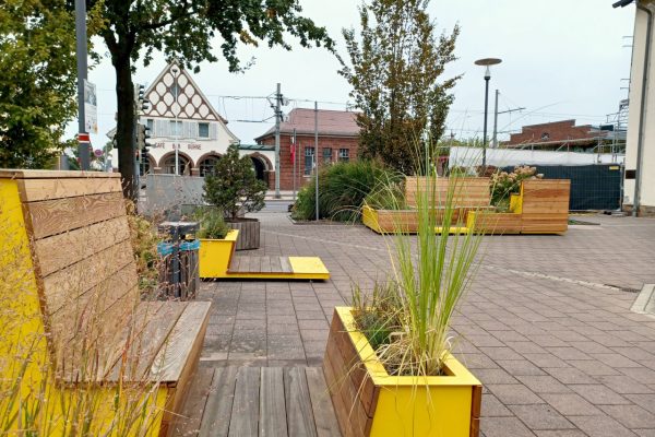 Stadtmöbel in Griesheim. Diese Möbel wurden im Rahmen des Projektes "Griesheim.Innen.Drin" angeschafft und sind eine Maßnahme zur Aufwertung der Innenstadt. Beim Maßnahmenvoting zur Weiterentwicklung der Innenstadt von Griesheim kann bis Ende Juni '25 über weitere Maßnahmen abgestimmt werden.